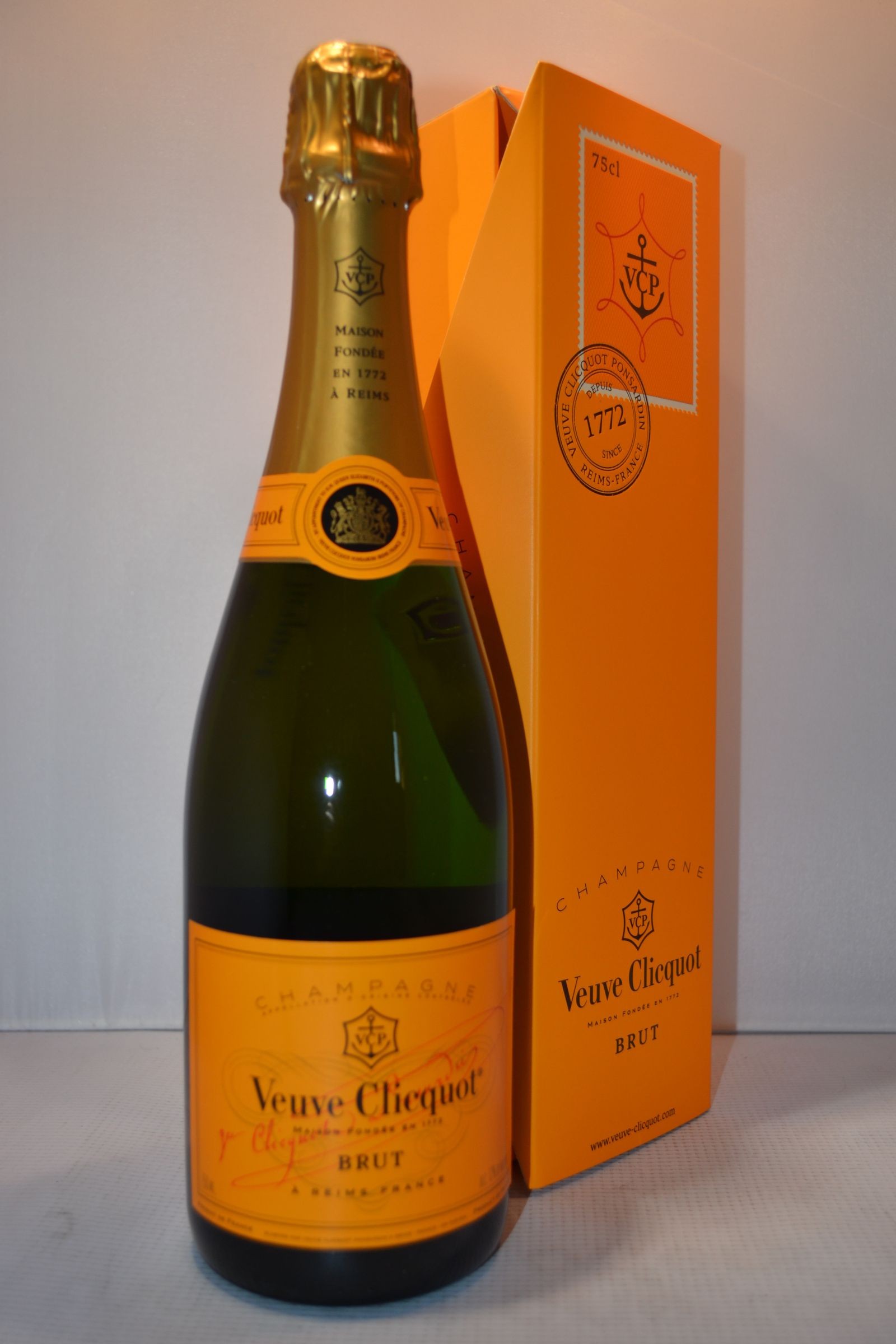 30-champagne-orange-label-veuve-clicquot-label-design-ideas-2020